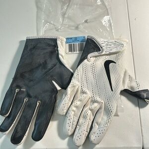 Nike gloves NWT PGF489 footbal size M